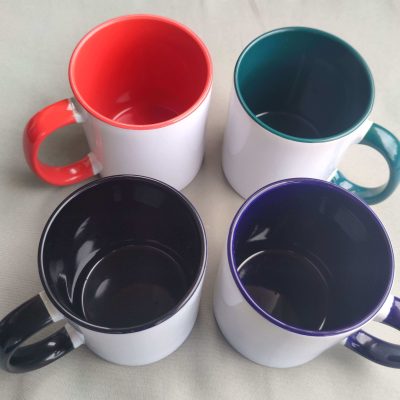 Kubek z nadrukiem z KOLOROWYM środkiem i uchem